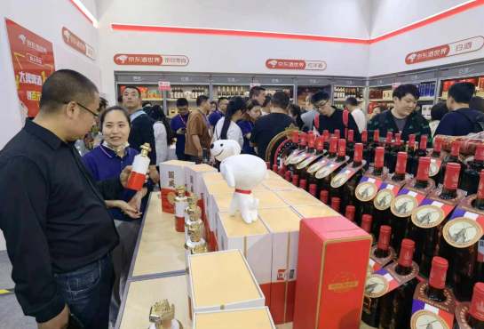 京東酒世界‘春糖001號店’成都糖酒會驚艷亮相，一體化新模式引領(lǐng)白酒零售新浪潮